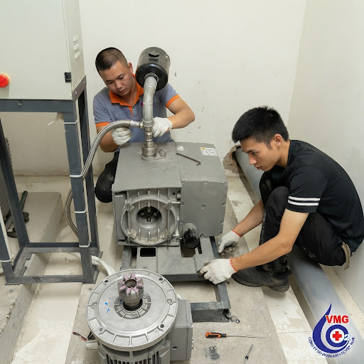 Kỹ sư làm việc với thiết bị y tế