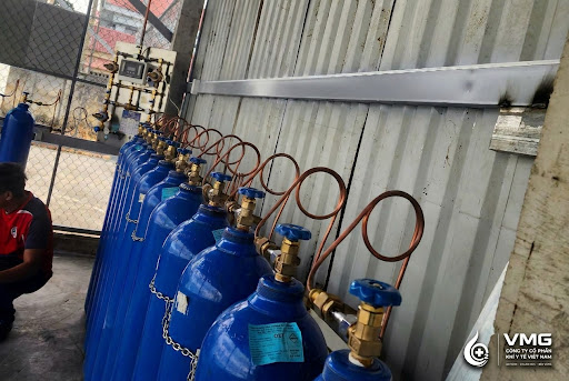 Organized medical oxygen cylinders