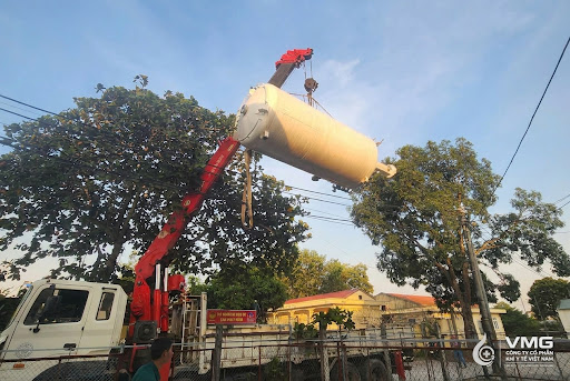 Cẩu lắp bồn oxy trong Dự án EPIC do VMG triển khai
