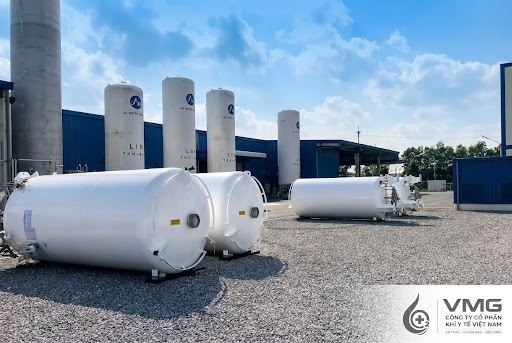 Large liquid oxygen tanks