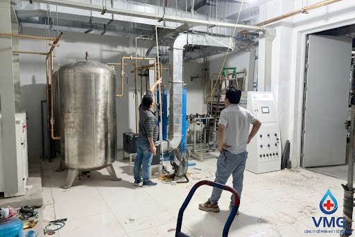 Kỹ thuật viên kiểm tra hệ thống khí y tế Phenikaa