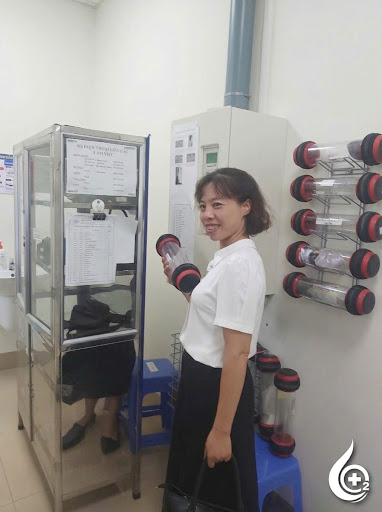 Nhân viên y tế sử dụng hệ thống chuyển mẫu